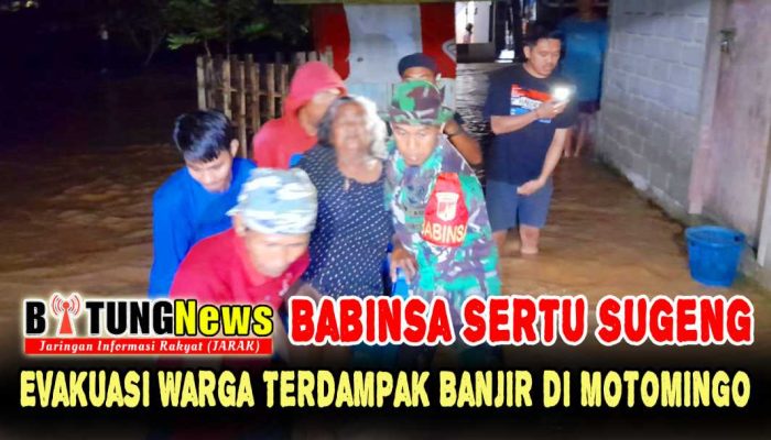 Babinsa Sertu Sugeng Evakuasi Warga Terdampak Banjir di Motomingo