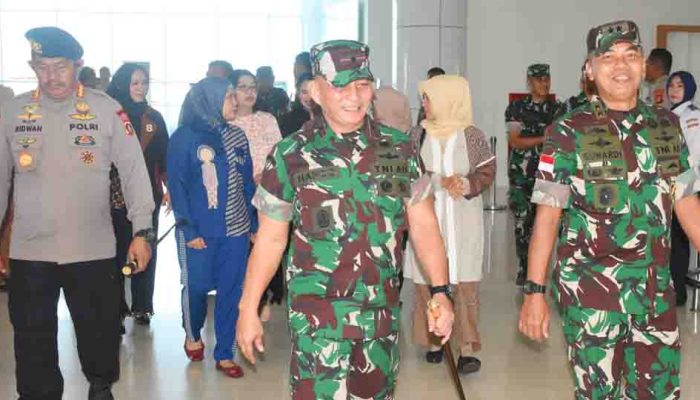 Pangdam XIII/Merdeka Disambut Danrem 133/NW di Bandara Djalaludin Gorontalo