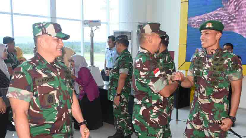 Pangdam XIII/Merdeka saat tiba di Bandara Djalaludin Gorontalo disambut langsung oleh Danrem 133/NW dan jajaran pejabat terkait.