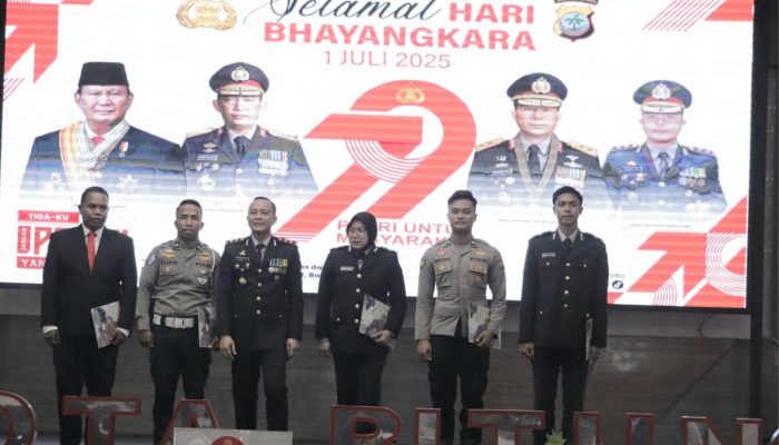 Polres Bitung Raih Predikat Pelayanan Publik Prima, Kapolres Beri Penghargaan untuk Operator Teladan