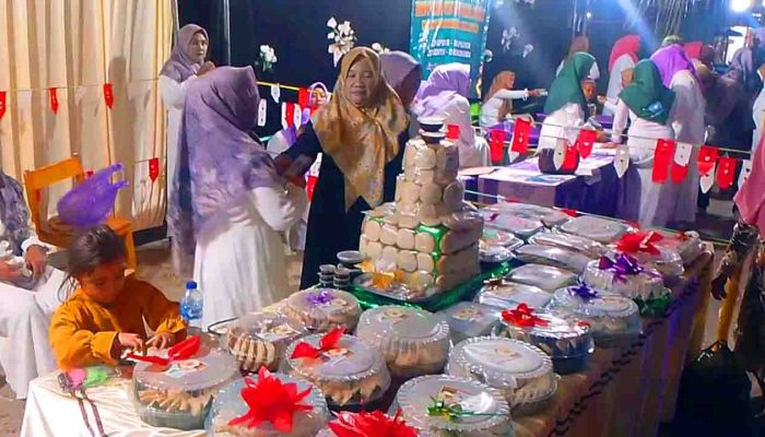 Warga Dungaliyo Semarakkan Festival Apangi dengan Bagi-Bagi Kue Gratis