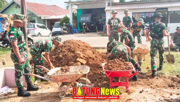Koramil Kwandang dan Kompi A Yonif 713/ST Timbun Teras Masjid Al-Muhajirin Posso