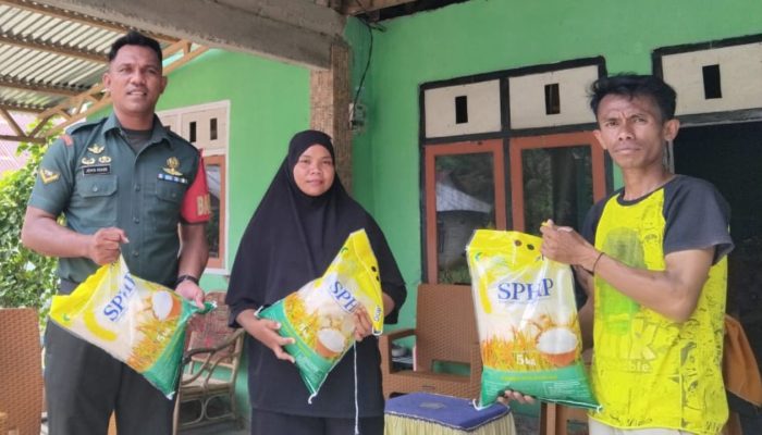 TNI Hadir untuk Rakyat, Serda Jemsi Rende Menyusuri Jalan Desa Salurkan Beras Murah