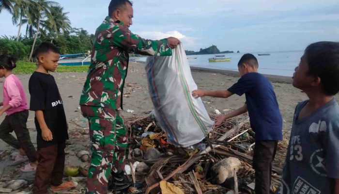 Babinsa Koramil 1314-03/Sumalata Ajak Warga Bersih-Bersih Pantai Tolinggula