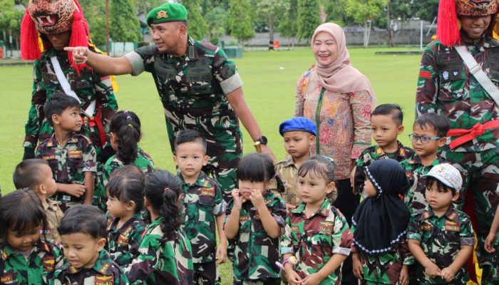 Kenalkan Dunia TNI, Yonif 713/ST Bangkitkan Semangat Belajar dan Mimpi Anak SD