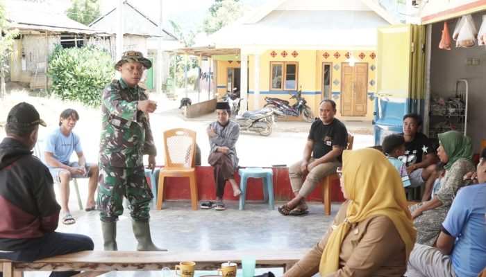 Lewat Komsos, Serda Harianto Lahati Jadikan TMMD di Tonala Sebagai Momen Kebersamaan TNI dan Rakyat