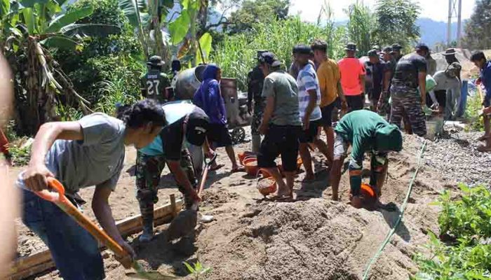 Satgas TMMD dan Warga Tonala Bahu Membahu Wujudkan Harapan Lewat Jalan Desa