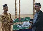 Ketua BAZNAS Gorut Serahkan Bantuan Tunai di Masjid Al-Adha VII Putiana