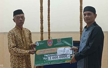 Ketua BAZNAS Gorut Serahkan Bantuan Tunai di Masjid Al-Adha VII Putiana