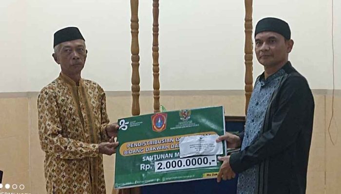 Ketua BAZNAS Gorut Serahkan Bantuan Tunai di Masjid Al-Adha VII Putiana